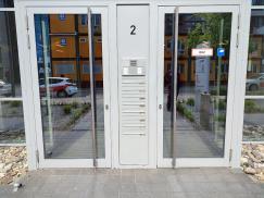 Haustüren mit Ganzglasfüllung und weißem Kunststoff-Rahmen in Düsseldorf