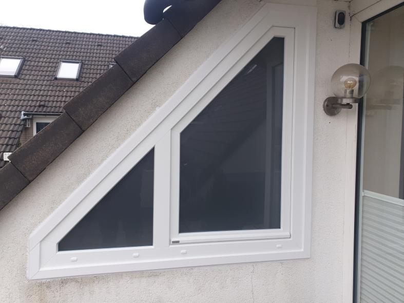 Kunststoff-Giebelfenster mit Schräge in Weiß